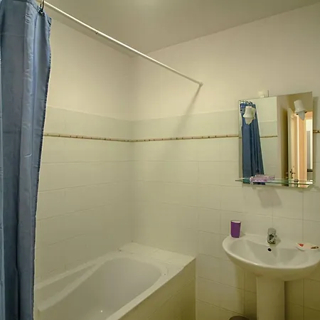 - F2 Climatise Avec Terrasse, Proche Centre, Et Transports, Parking Inclus - Fr-1-61-624 Ajaccio (Corsica)