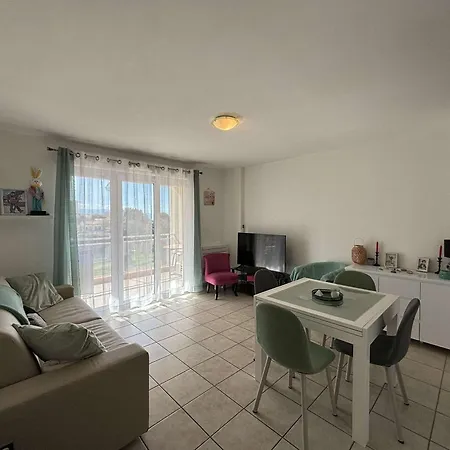 Apartmán - F2 Climatise Avec Terrasse, Proche Centre, Et Transports, Parking Inclus - Fr-1-61-624