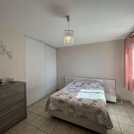 Apartmán - F2 Climatise Avec Terrasse, Proche Centre, Et Transports, Parking Inclus - Fr-1-61-624 *